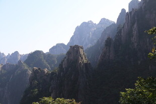 壮丽巍峨的山峰景观