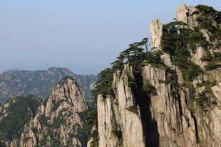 巍峨峻峭的壮丽山峰