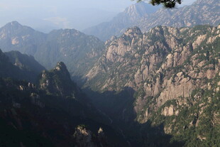 空中俯瞰壮美山峦景色