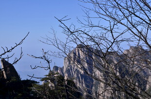 巍峨山石映蓝天