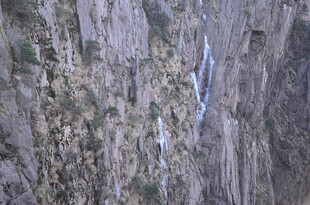 山间瀑布悬挂于峭壁