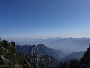 壮丽山景 蓝天映衬群山