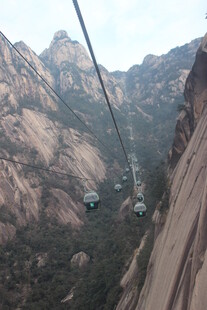 山间缆车穿梭壮丽山景