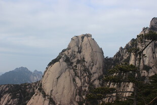 巍峨壮丽的山峰景观
