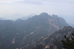 巍峨壮丽的高山景色
