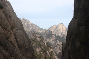 巍峨山峦间的壮丽景致