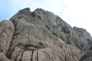 巍峨壮观的岩石山峰