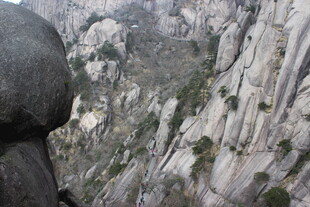 险峻巍峨的壮丽山峰景观