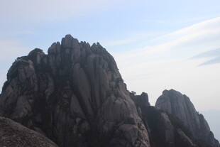 巍峨峻峭的壮丽山峰
