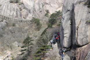 峭壁攀岩者挑战极限