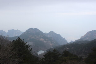 山峦叠嶂的自然风景