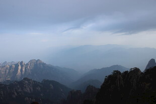云雾缭绕的壮丽山峦