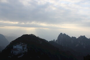 壮丽山景 云雾缭绕之美