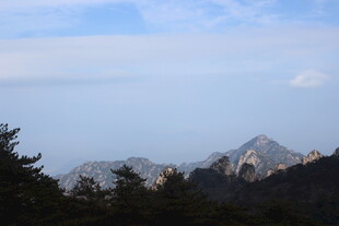 山峦叠翠间的自然美景