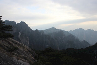 壮丽黄山山峦景观