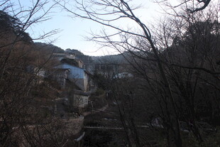 山间景色中的建筑轮廓