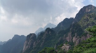 巍峨青山云雾缭绕