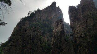 奇峰耸立的壮丽山景