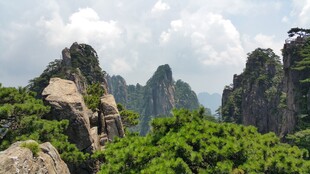 壮美黄山奇峰绿意盎然