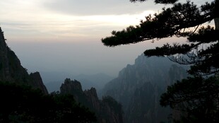 黄山暮色中的壮丽山景