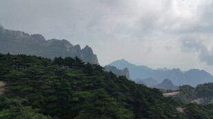 山峦叠翠间的壮美风光