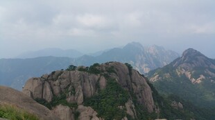 巍峨山峦 尽显自然壮美