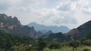 山峦叠翠的自然风光