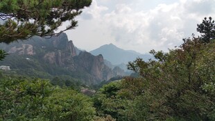 山峦叠翠的自然美景