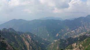 壮丽山景俯瞰图