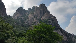 巍峨青山绿意浓