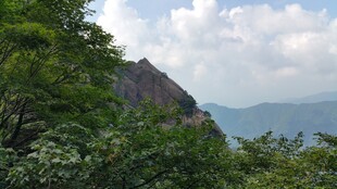 山林间的巍峨山峰