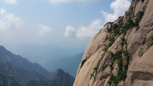 巍峨山峰与天际美景