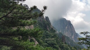 云雾缭绕的壮美山峦