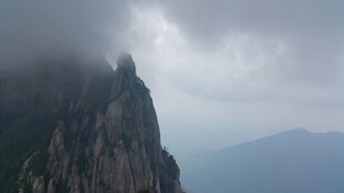 云雾缭绕的险峻山峰