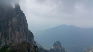 巍峨山峦云雾缭绕美景