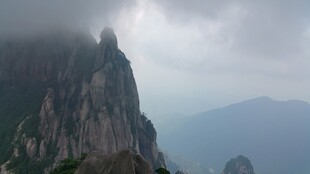云雾缭绕的巍峨山峰