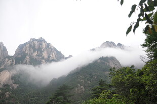 云雾缭绕的壮美山峦