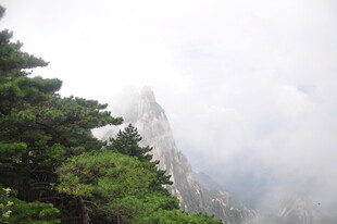 云雾缭绕的巍峨山峰