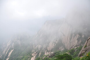 云雾缭绕中的险峻山峰