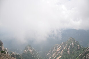 云雾缭绕的壮美山峦