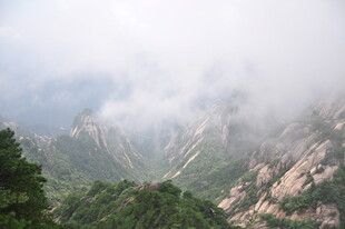 云雾缭绕的壮美山峦