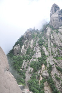 巍峨山峰绿意点缀