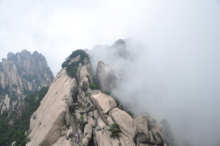 云雾缭绕的险峻山峰
