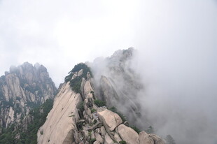 云雾缭绕的险峻山峰