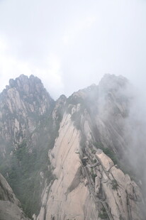 云雾缭绕的巍峨山峰