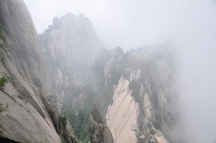 云雾缭绕的壮丽山峰