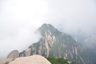 云雾缭绕中的巍峨山峰