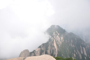 云雾缭绕的巍峨山峰