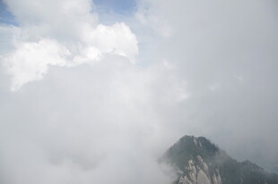 云雾缭绕中的巍峨山峰