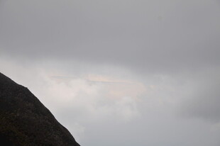 云雾缭绕的山峦景色